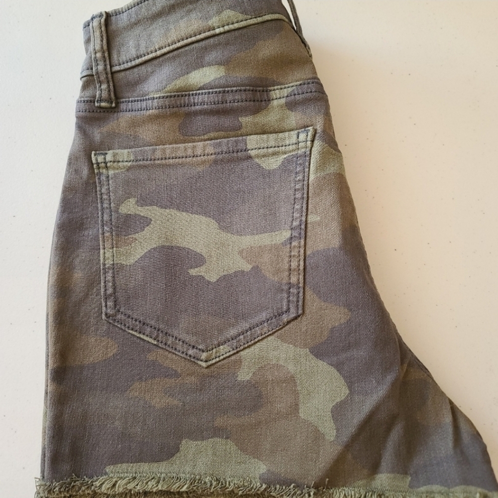 Camo High Rise Utility Shorts Button Fly Green Cutoff Juniors 3 NWT - Picture 2 of 4